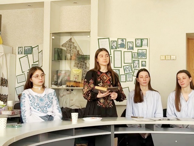 Вікторія Хомич декламує вірш-послання до Квітки-Основ'яненка